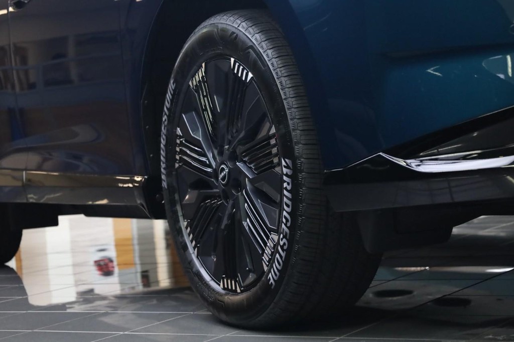 Nissan Murano Vehicle Full-screen Gallery Image 3