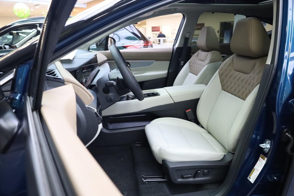 Nissan Murano Vehicle Full-screen Gallery Image 9