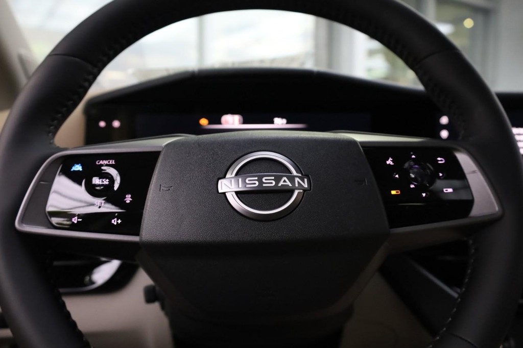 Nissan Murano Vehicle Full-screen Gallery Image 12