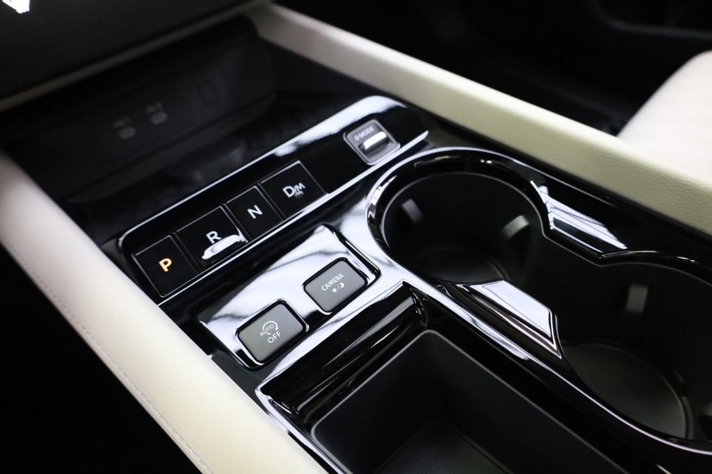 Nissan Murano Vehicle Full-screen Gallery Image 19