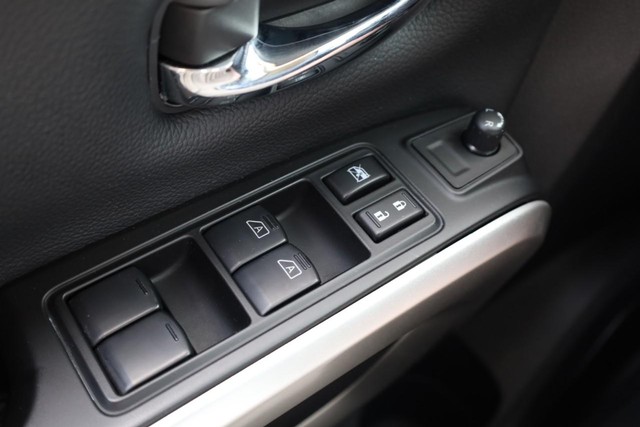 Nissan Titan XD Vehicle Image 17