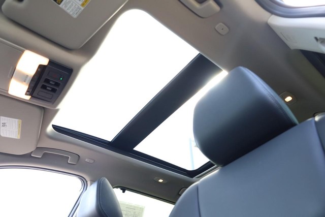 Nissan Rogue Vehicle Image 10