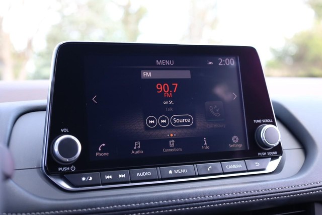 Nissan Rogue Vehicle Image 14