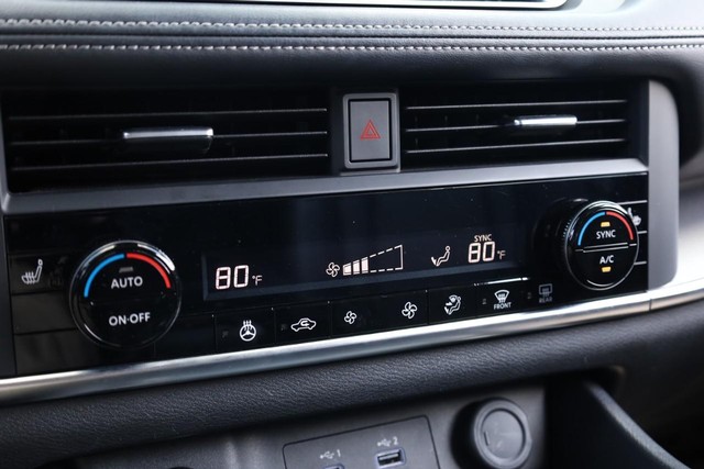 Nissan Rogue Vehicle Image 16