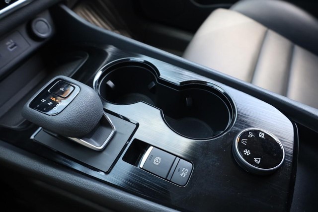 Nissan Rogue Vehicle Image 18
