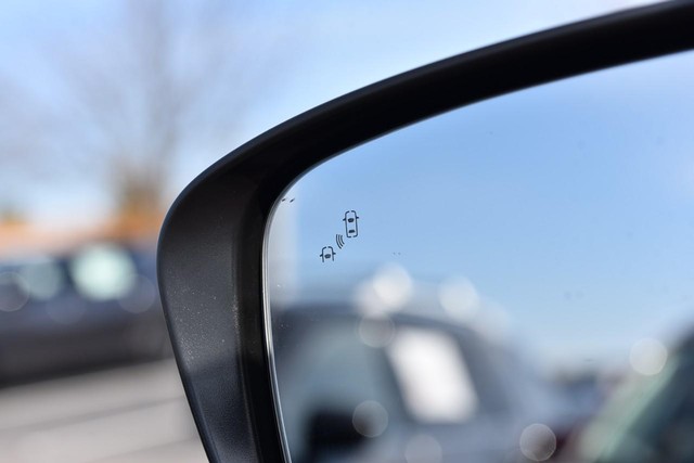 Nissan Frontier Vehicle Image 13