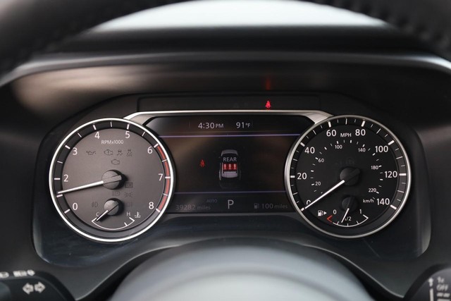 Nissan Rogue Vehicle Image 12