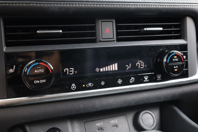 Nissan Rogue Vehicle Image 15