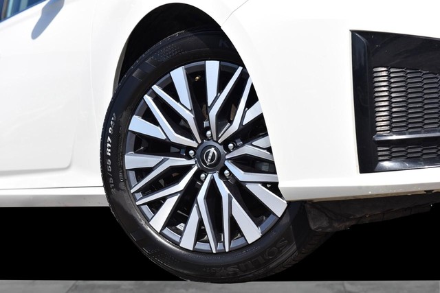 Nissan Altima Vehicle Image 03