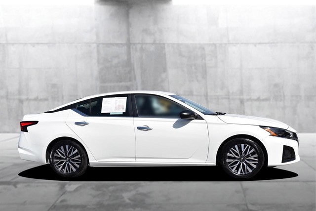 Nissan Altima Vehicle Image 05