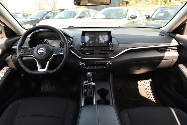 Nissan Altima Vehicle Image 08