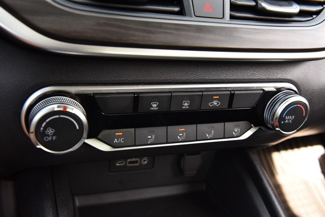 Nissan Altima Vehicle Image 15