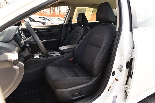 Nissan Altima Vehicle Image 19