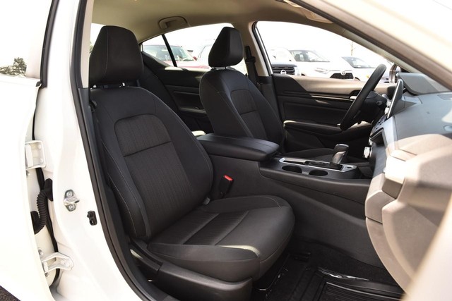 Nissan Altima Vehicle Image 20