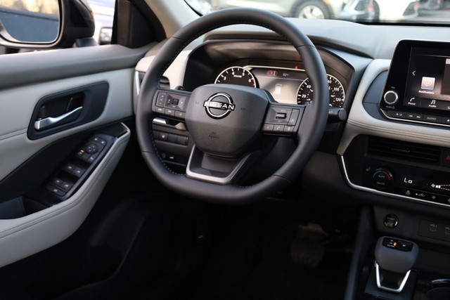 Nissan Rogue Vehicle Image 25