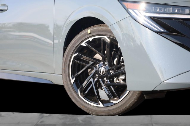 Nissan Sentra Vehicle Image 03