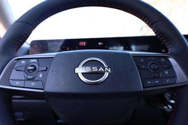 Nissan Sentra Vehicle Image 09