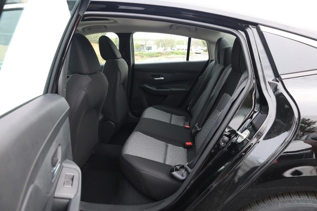 Nissan Sentra Vehicle Image 21