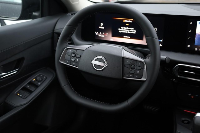 Nissan Sentra Vehicle Image 24