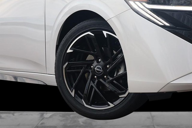 Nissan Sentra Vehicle Image 03