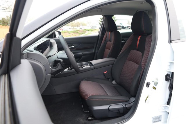 Nissan Sentra Vehicle Image 08