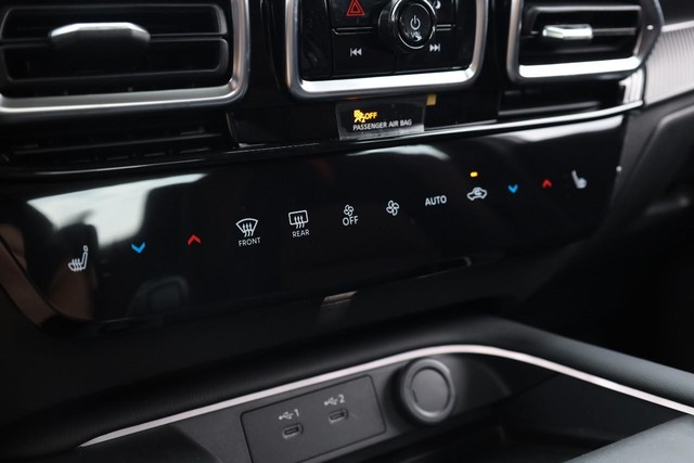 Nissan Sentra Vehicle Image 14