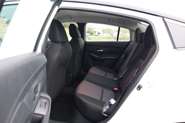 Nissan Sentra Vehicle Image 21