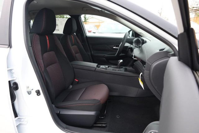 Nissan Sentra Vehicle Image 25