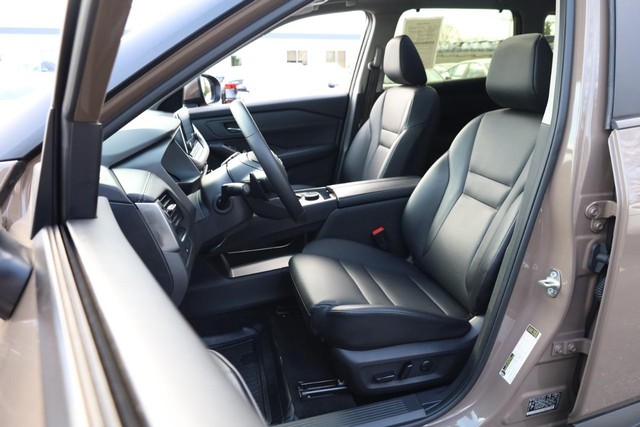 Nissan Rogue Vehicle Image 10