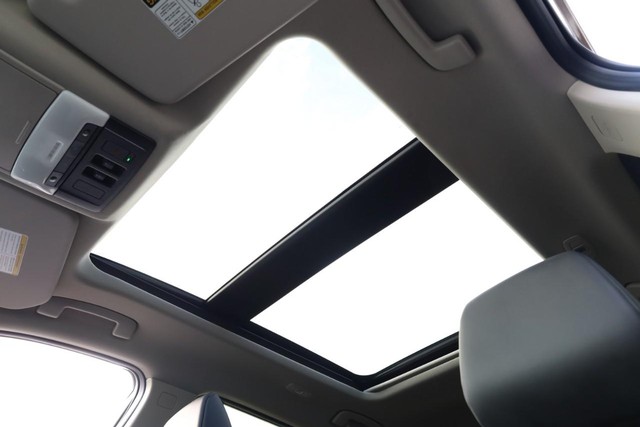 Nissan Rogue Vehicle Image 11