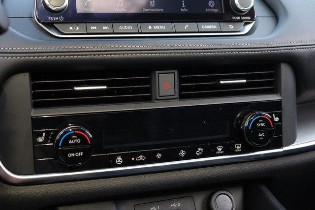 Nissan Rogue Vehicle Image 17