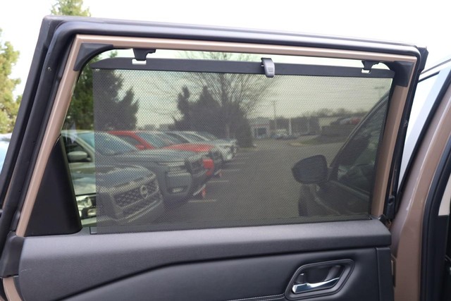 Nissan Rogue Vehicle Image 24