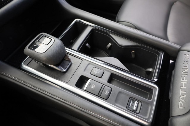 Nissan Pathfinder Vehicle Image 18