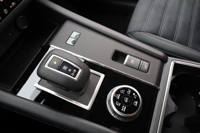 Nissan Rogue Plug-In Hybrid Vehicle Image 16
