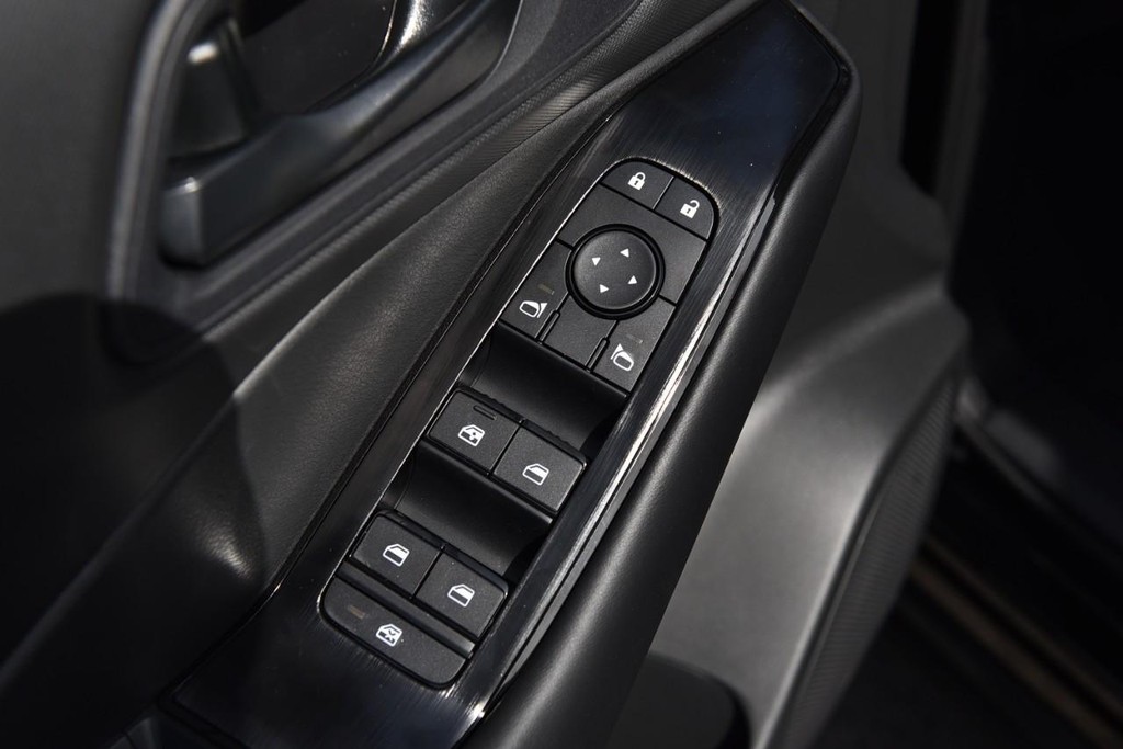 Nissan Rogue Vehicle Image 09