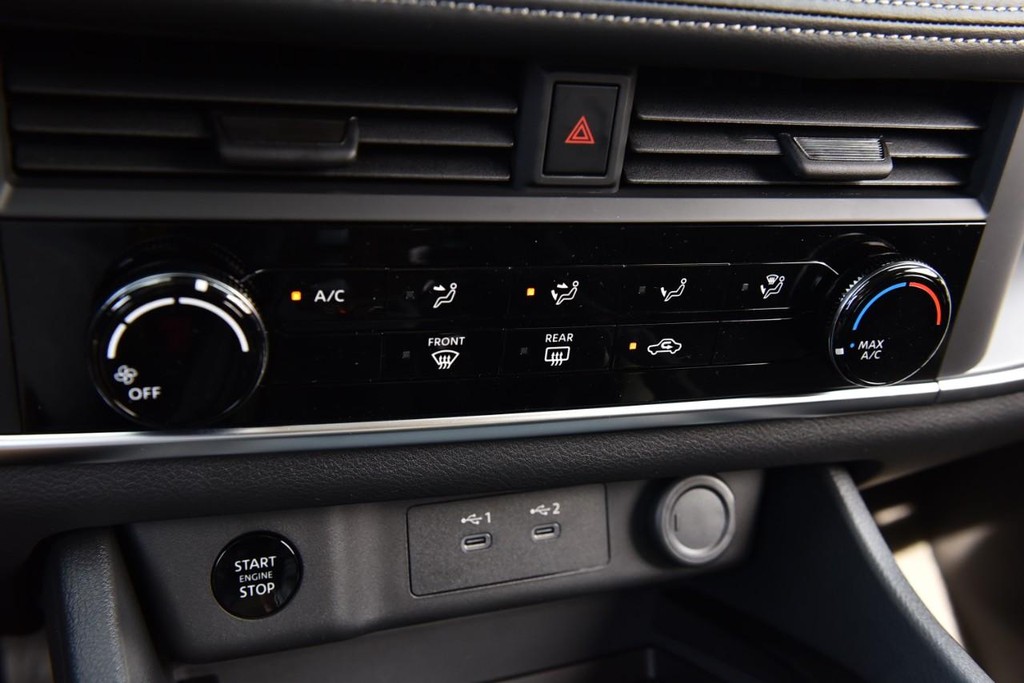 Nissan Rogue Vehicle Image 15