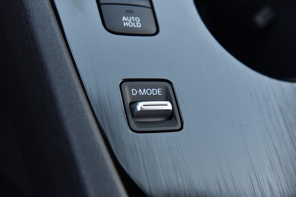 Nissan Rogue Vehicle Image 17