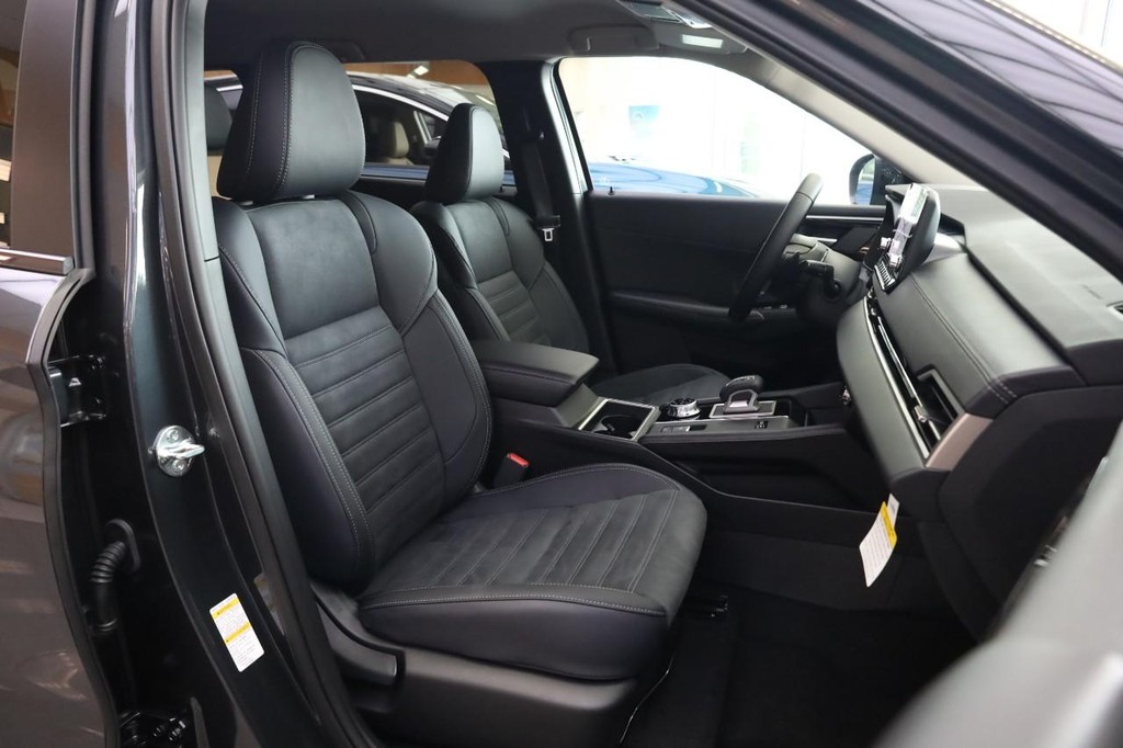 Nissan Rogue Plug-In Hybrid Vehicle Image 22