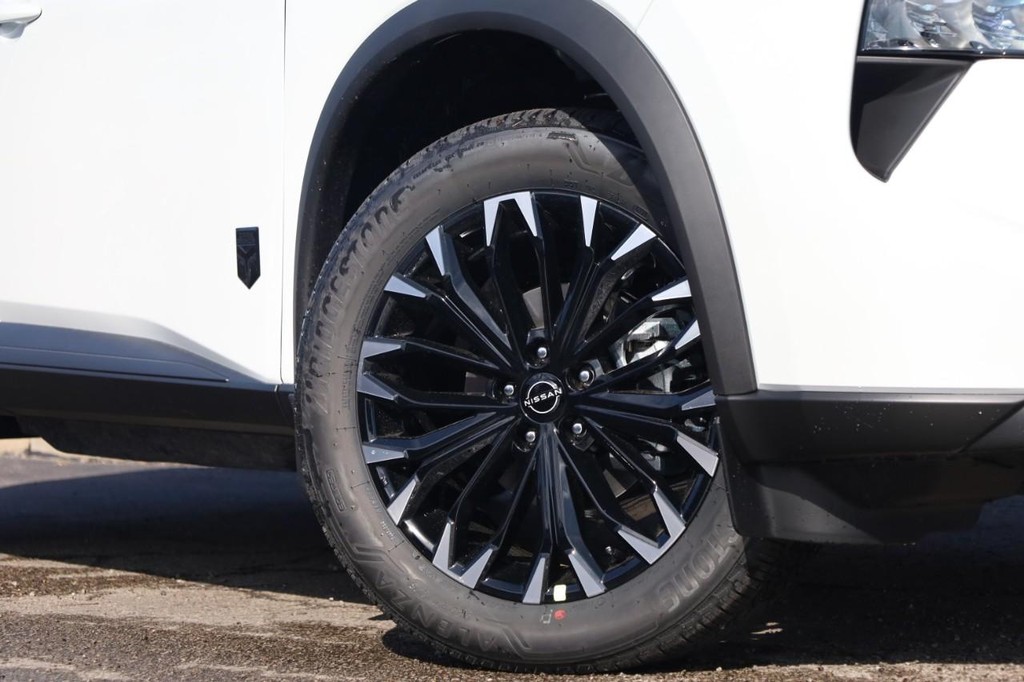 Nissan Rogue Vehicle Image 02