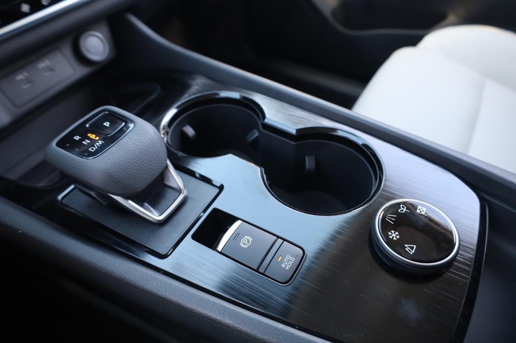 Nissan Rogue Vehicle Image 16