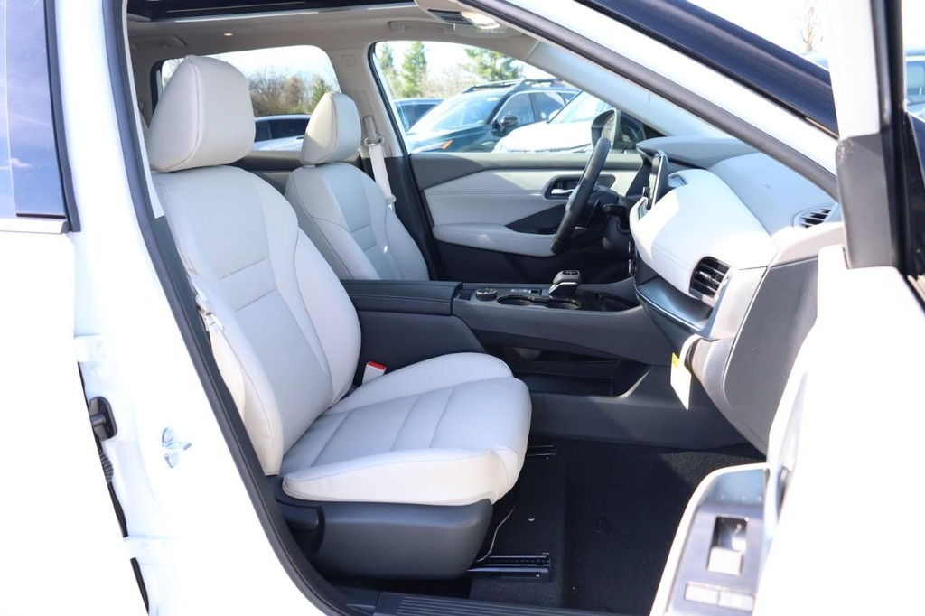 Nissan Rogue Vehicle Image 24