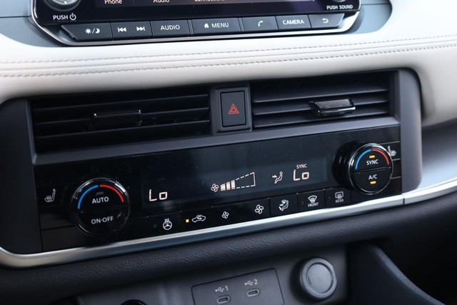 Nissan Rogue Vehicle Image 15