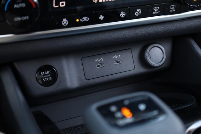 Nissan Rogue Vehicle Image 16