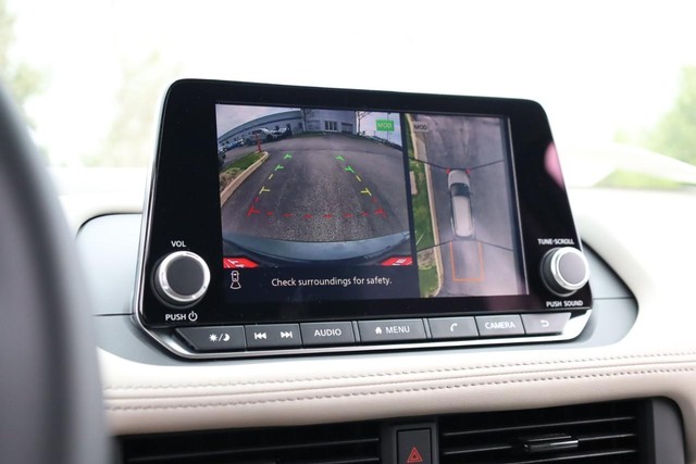 Nissan Rogue Vehicle Image 14