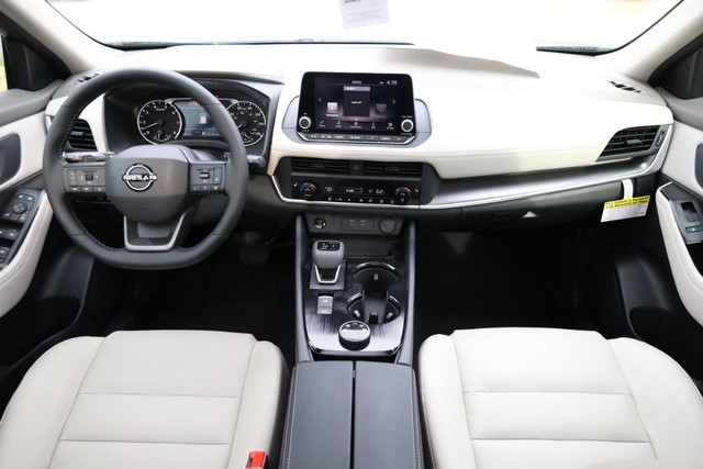 Nissan Rogue Vehicle Image 24