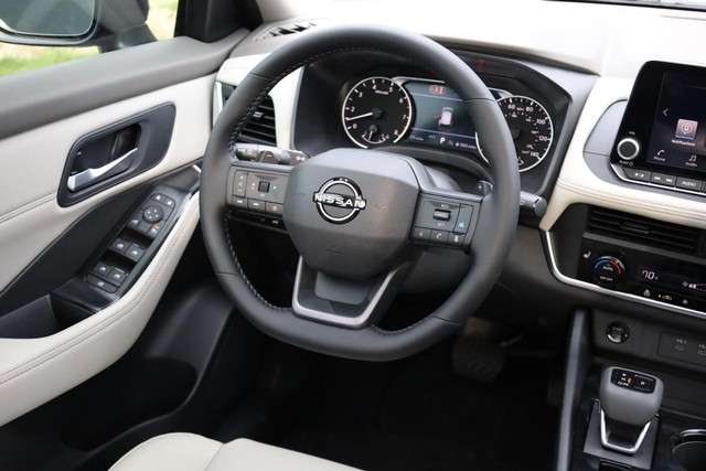 Nissan Rogue Vehicle Image 25