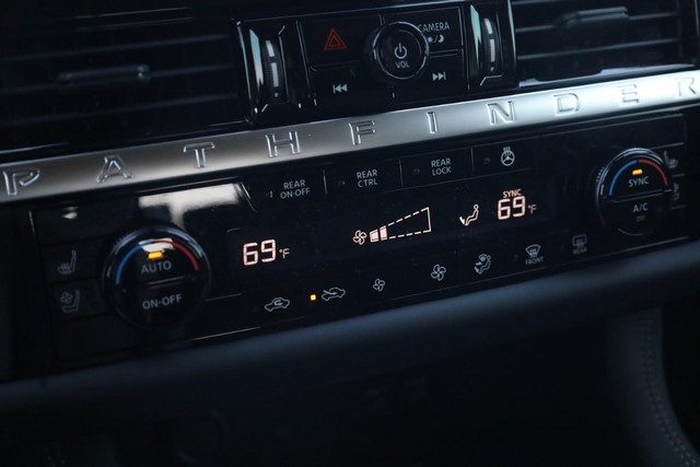 Nissan Pathfinder Vehicle Image 17