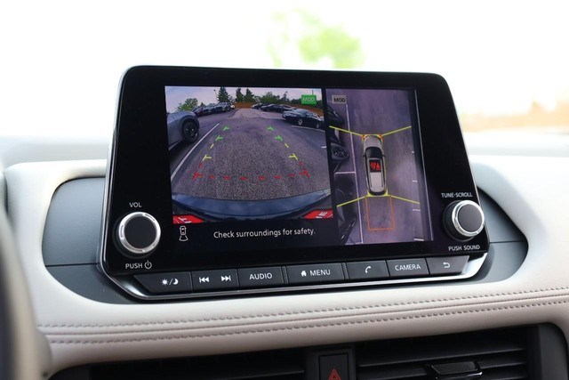 Nissan Rogue Vehicle Image 14
