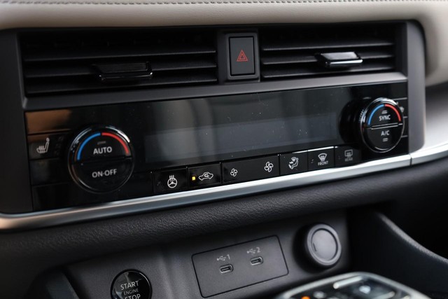 Nissan Rogue Vehicle Image 15
