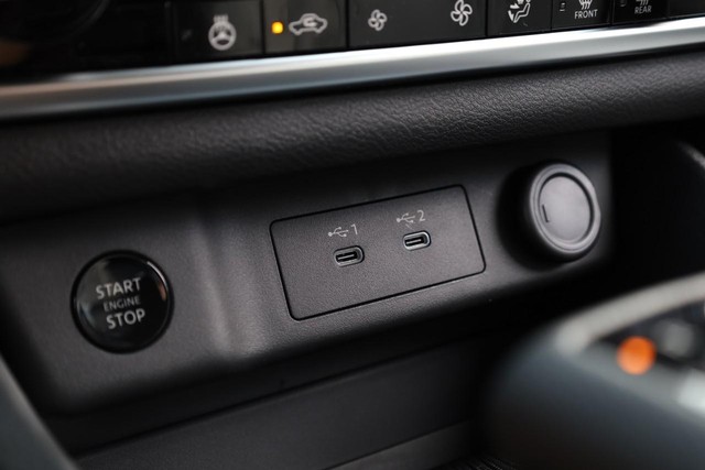 Nissan Rogue Vehicle Image 16